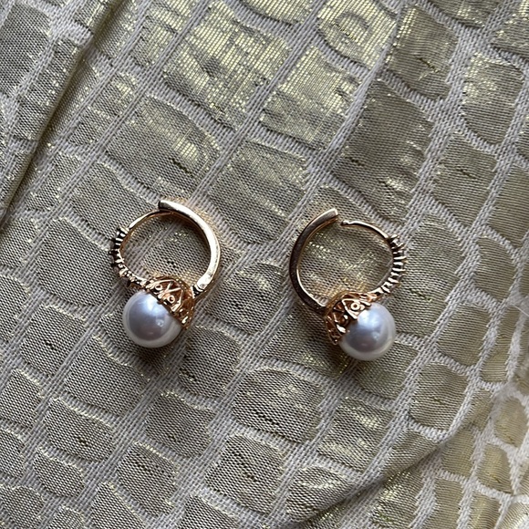 Huggies pearls gold tone and swarovski crystal earrings. - Picture 2 of 6